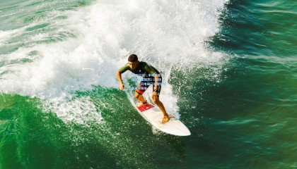  体彩公益：半场激战，拜仁与美因茨1-1僵持，卡尔闪电破门波图尔斯基关键扳平